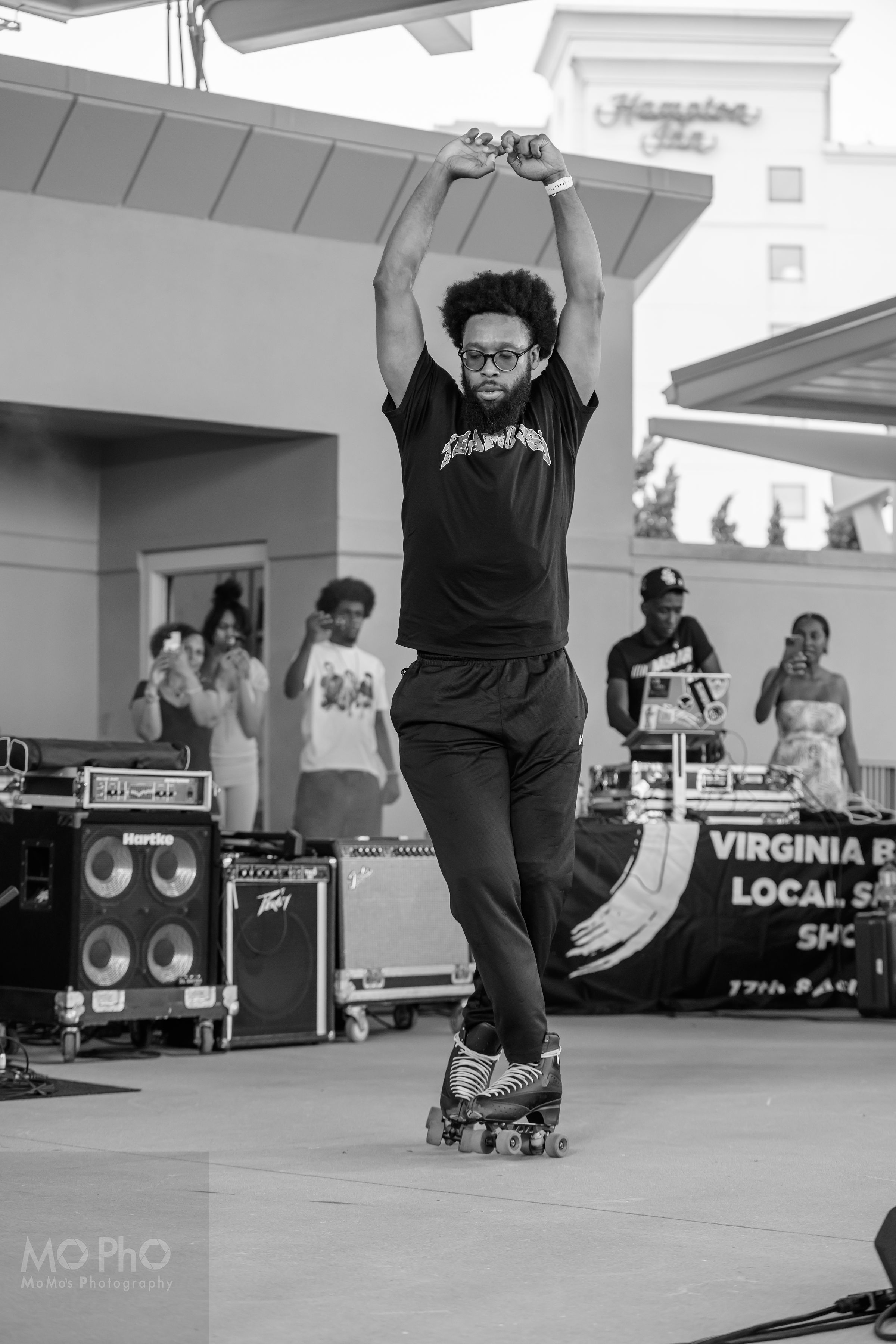 Roll N Vibez skater performing